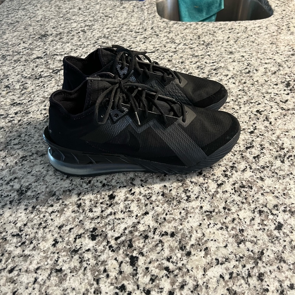 LeBron 18 Low Zero Dark 23